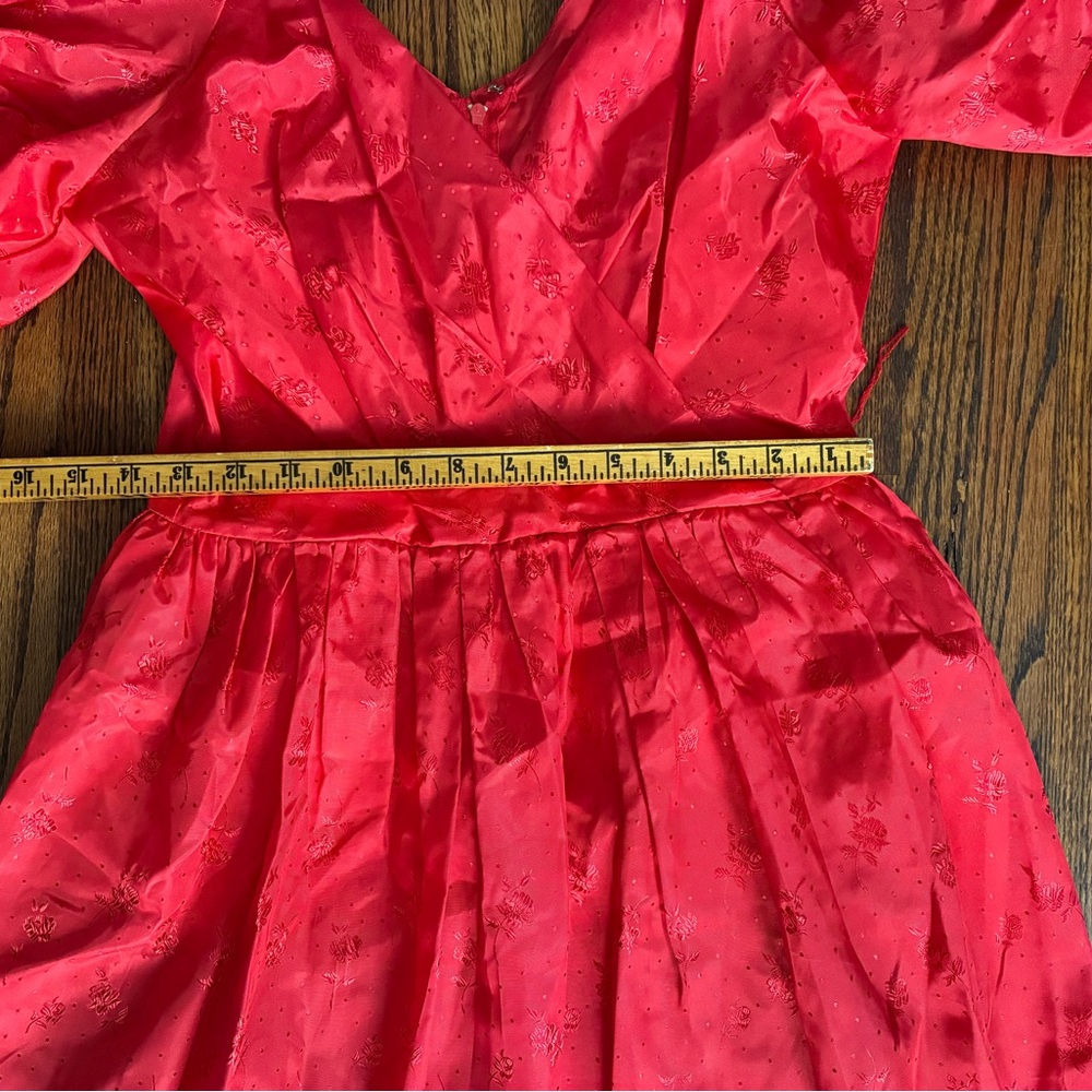 Red vintage 50s/60s style dress with puffy sleeves and floral pattern - Picture 7 of 12